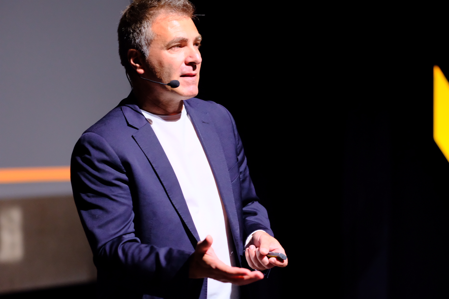 Andrea Santus en el escenario
